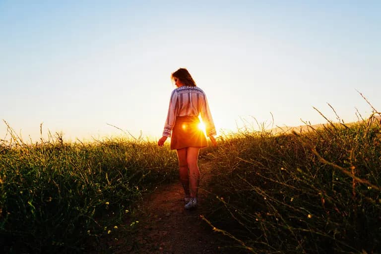 vrouw-wandelend-over-een-pad