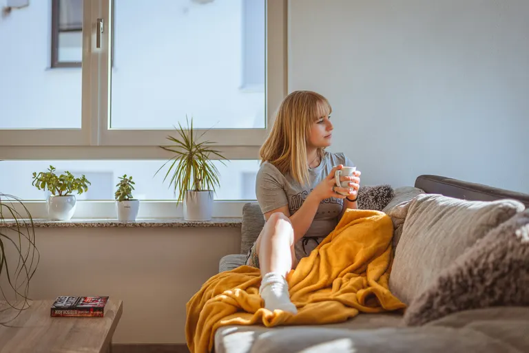 Vrouw-zittend-op-sofa