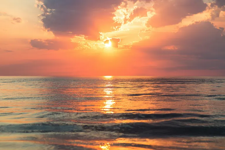 Opkomende-zon-uit-zee